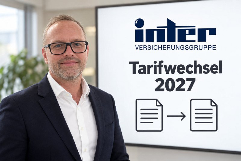 Ferdinand Steiner neben einer Grafik zum Tarifwechsel bei INTER.